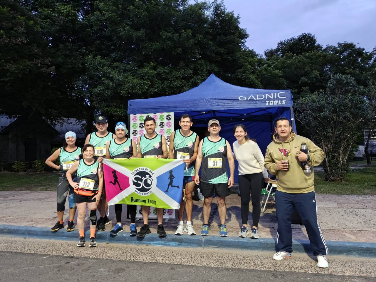 El equipo de running reunido después de una carrera