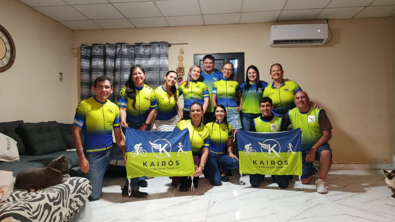 Integrantes de Kairos Endurance Team reunidos con sus banderas