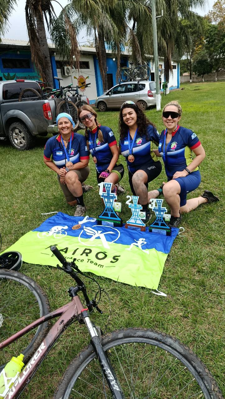 Ciclistas de Kairos con sus medallas y bicicletas