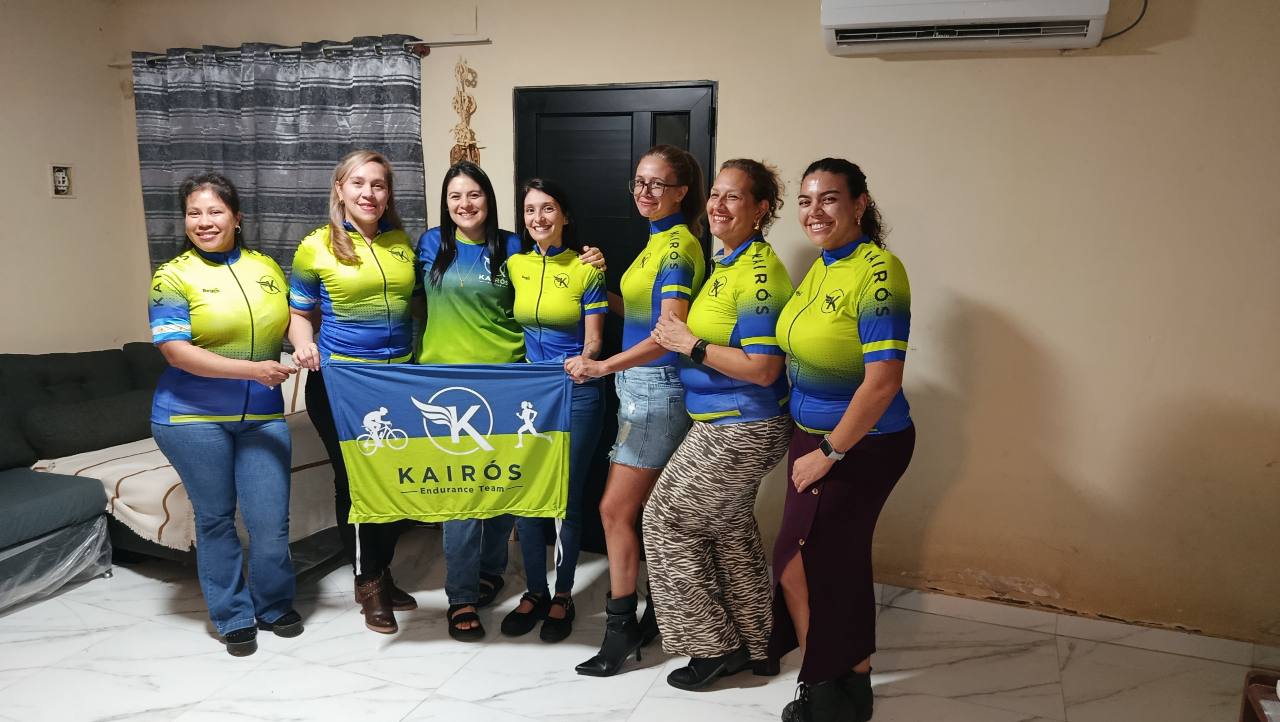 Integrantes de Kairos Endurance Team reunidas con su bandera